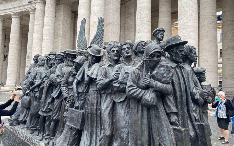 Estátua em homenagem aos imigrantes foi feita a pedido do papa Francisco | abc+