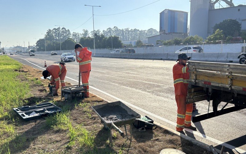 Equipes realizavam, nesta terça-feira (6), a instalação de placas de sinalização e a pintura da pista em alguns trechos 