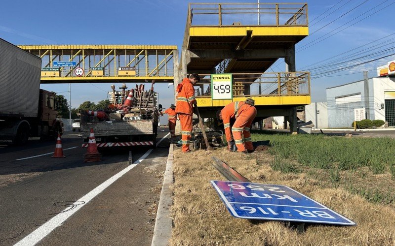 Equipes realizavam, nesta terça-feira (6), a instalação de placas de sinalização e a pintura da pista em alguns trechos  | abc+