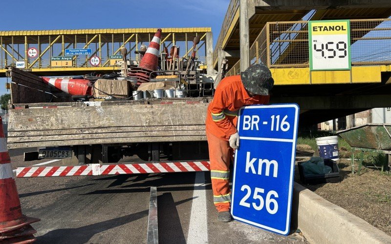 Equipes realizavam, nesta terça-feira (6), a instalação de placas de sinalização e a pintura da pista em alguns trechos 