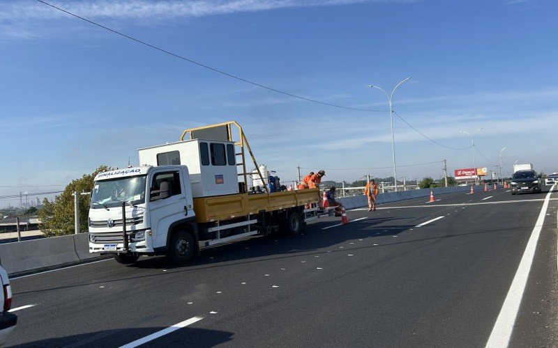 Equipes realizavam, nesta terça-feira (6), a instalação de placas de sinalização e a pintura da pista em alguns trechos 