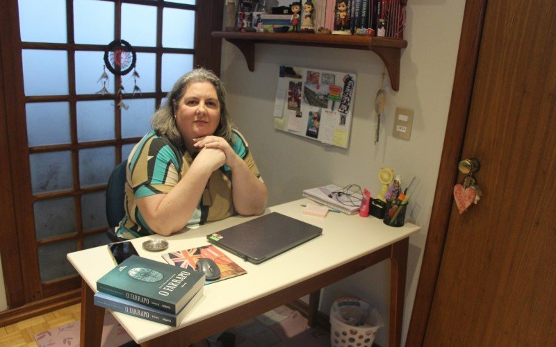 Escritora hamburguense conquista espaço no cenário da literatura independente | abc+