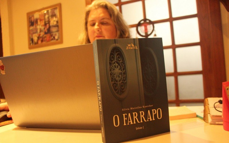 Escritora hamburguense conquista espaço no cenário da literatura independente | abc+