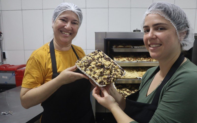 Carina da Silva Botelho (46) e Izadora Botelho dos Santos (27), mãe e filha, foram as vencedoras do concurso de Melhor Cuca Caseira do Kerb de Estância Velha. | abc+