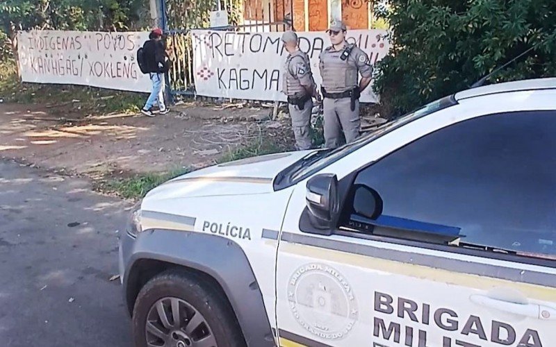 Brigada Militar (BM) permanece em frente ao prédio, agora ocupado, do Governo Federal, nesta terça-feira (6)