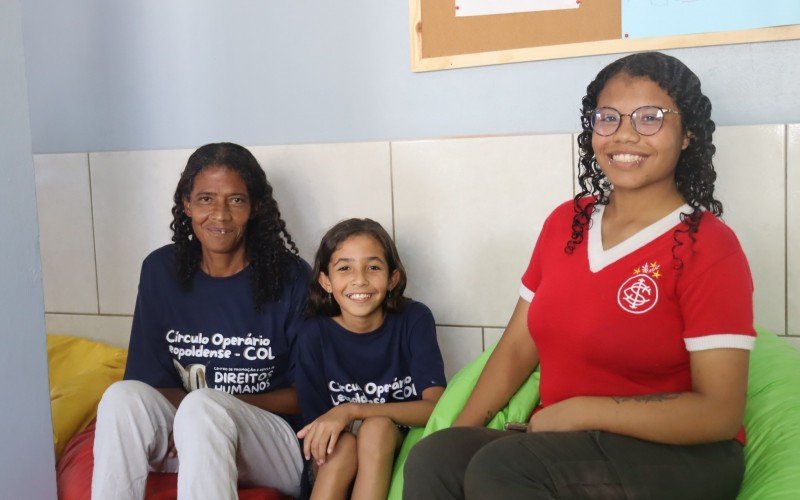 Na foto, a dona de casa Bibiana Aparecida dos Anjos, com as filhas Amanda e Ariana (de vermelho)