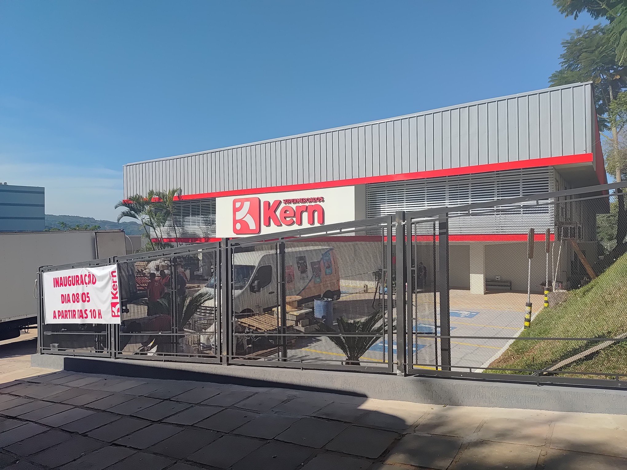 Churrasco, música e brindes: supermercado faz festa para comemorar primeiro aniversário em Novo Hamburgo