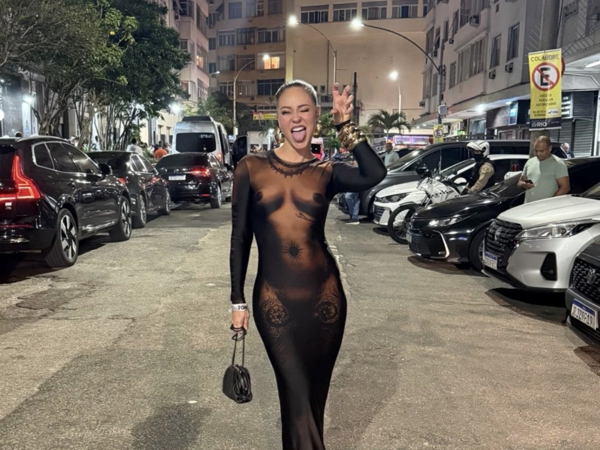Nua ou não? Paolla Oliveira posa com vestido que mostra tudo