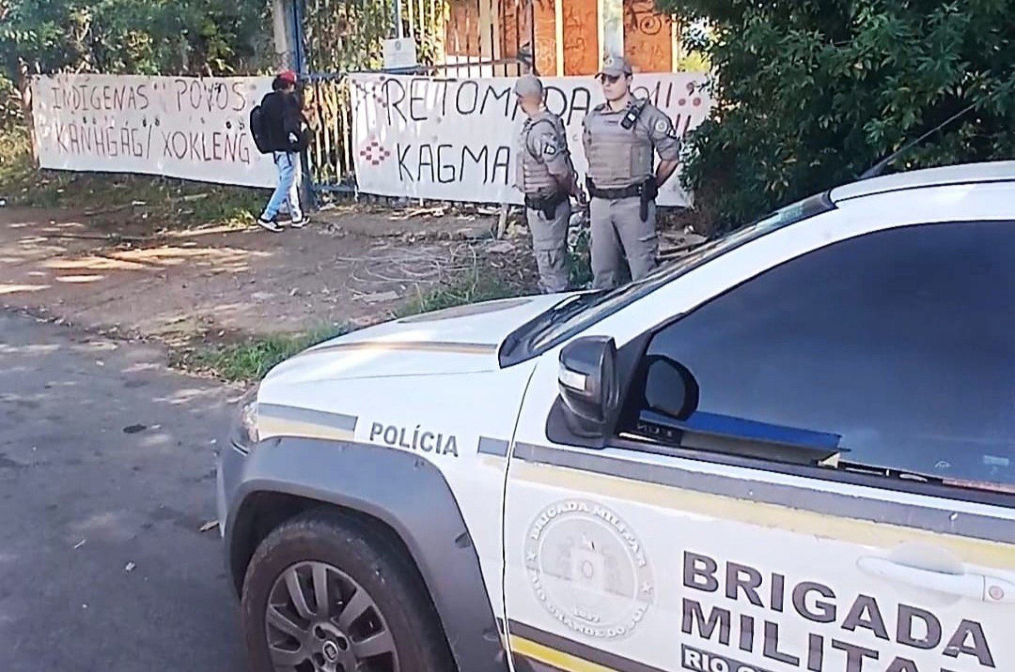 Grupo de indígenas da tribo Kaingang ocupa prédio do governo federal em Canoas