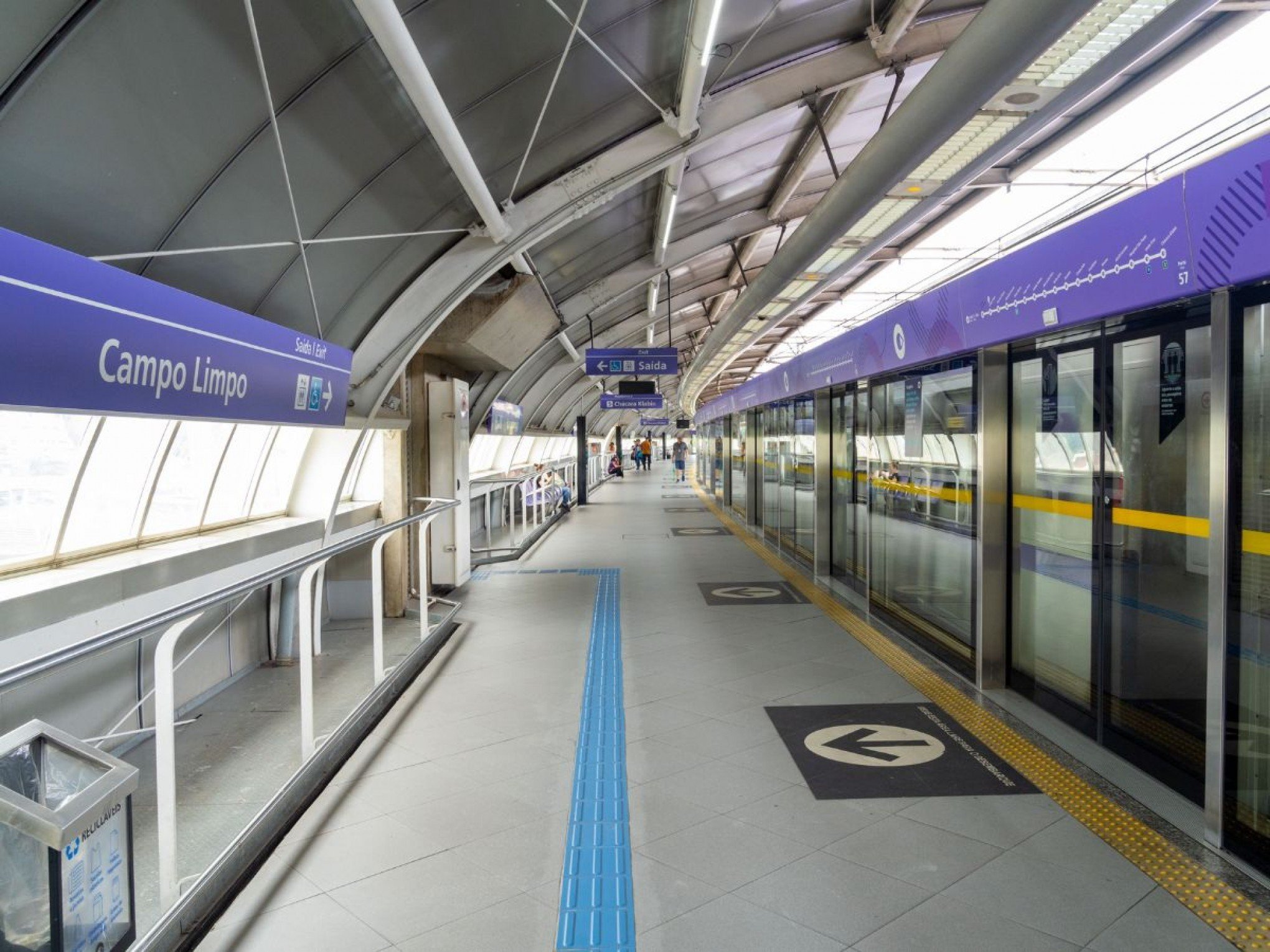 Passageiro morre após ficar preso entre trem e porta de plataforma do metrô