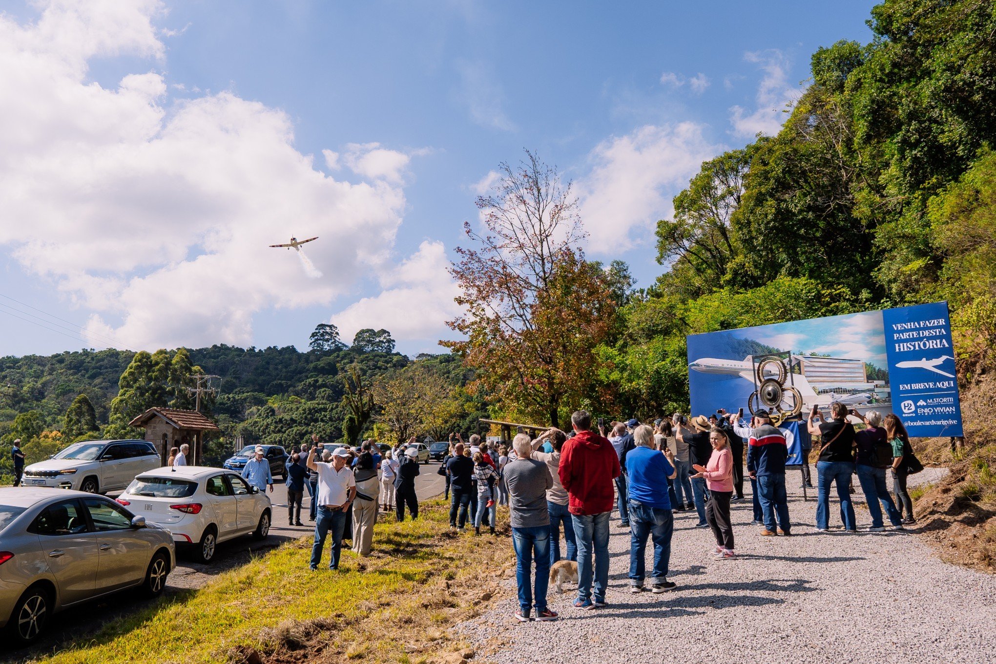 Evento com aeronave acrobática com fumaça marca início das obras de complexo temático da Varig na Serra