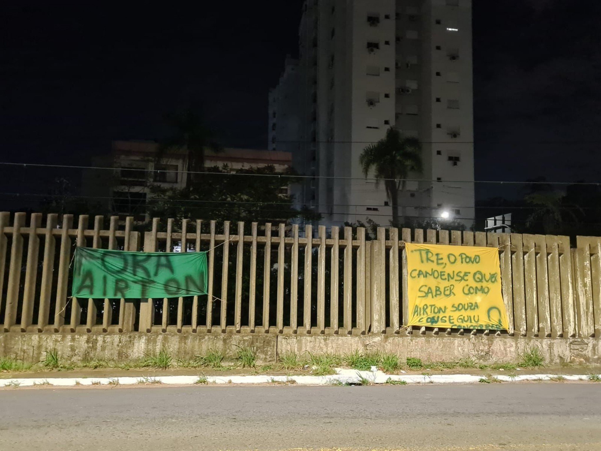 Faixas espalhadas por Canoas pedem a cassação de Airton Souza