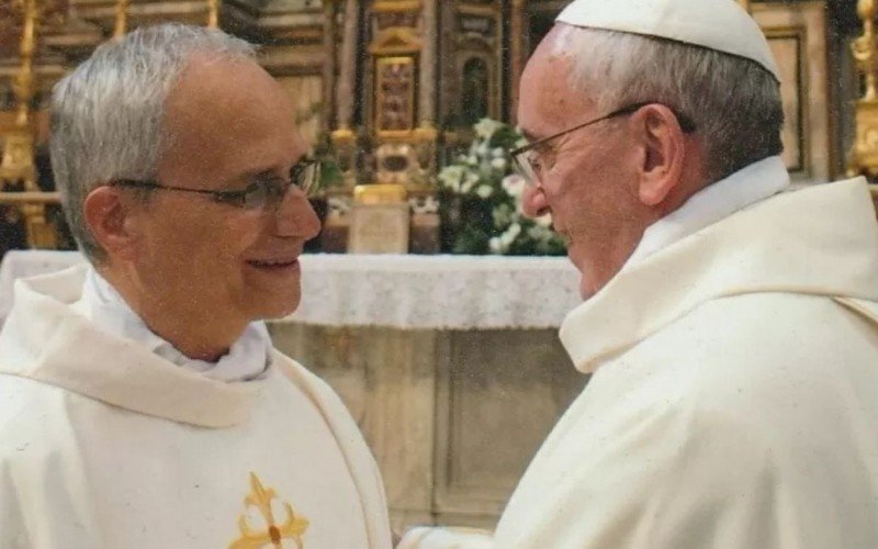 Cardeal Robert Prevost, de 69 anos, e o papa Francisco | abc+