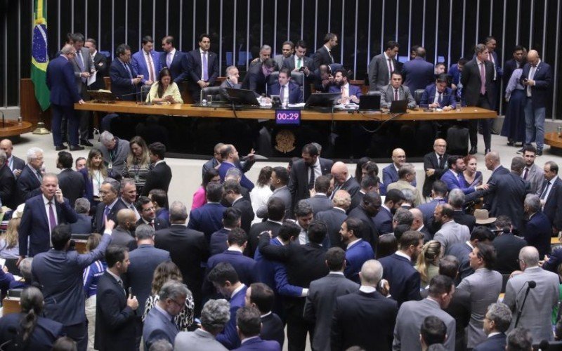 Proposta aprovada na Câmara cria 18 novas vagas de deputados federais; maioria da bancada gaúcha foi contrária à medida | abc+