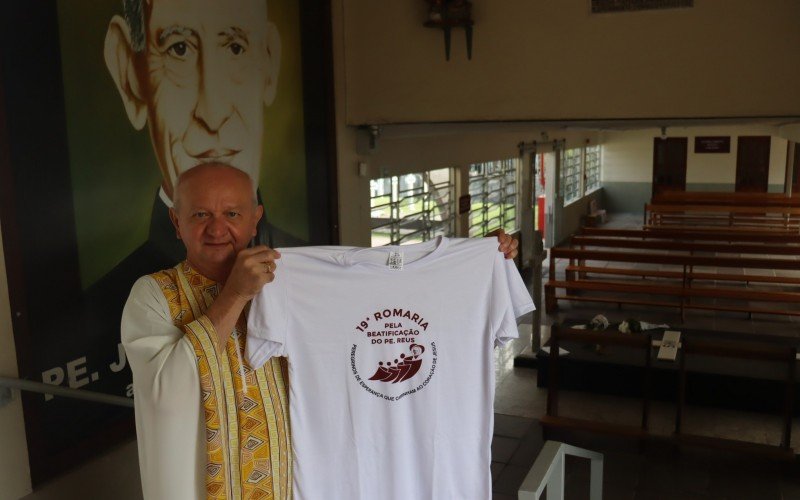 Padre Resende mostra camiseta da 19.ª Romaria de Padre Reus, que já está à venda