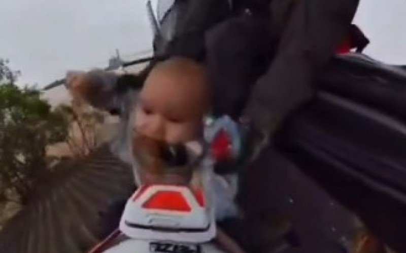 Imagens da criança, com cinco meses de vida na época, sendo resgatada pelo exército comoveram o país  | abc+