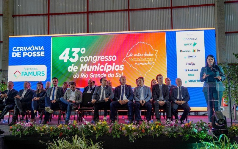 Adriane Perin assume presidência da Famurs