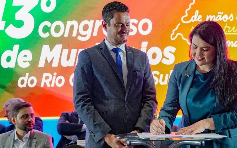 Adriane Perin assume presidência da Famurs