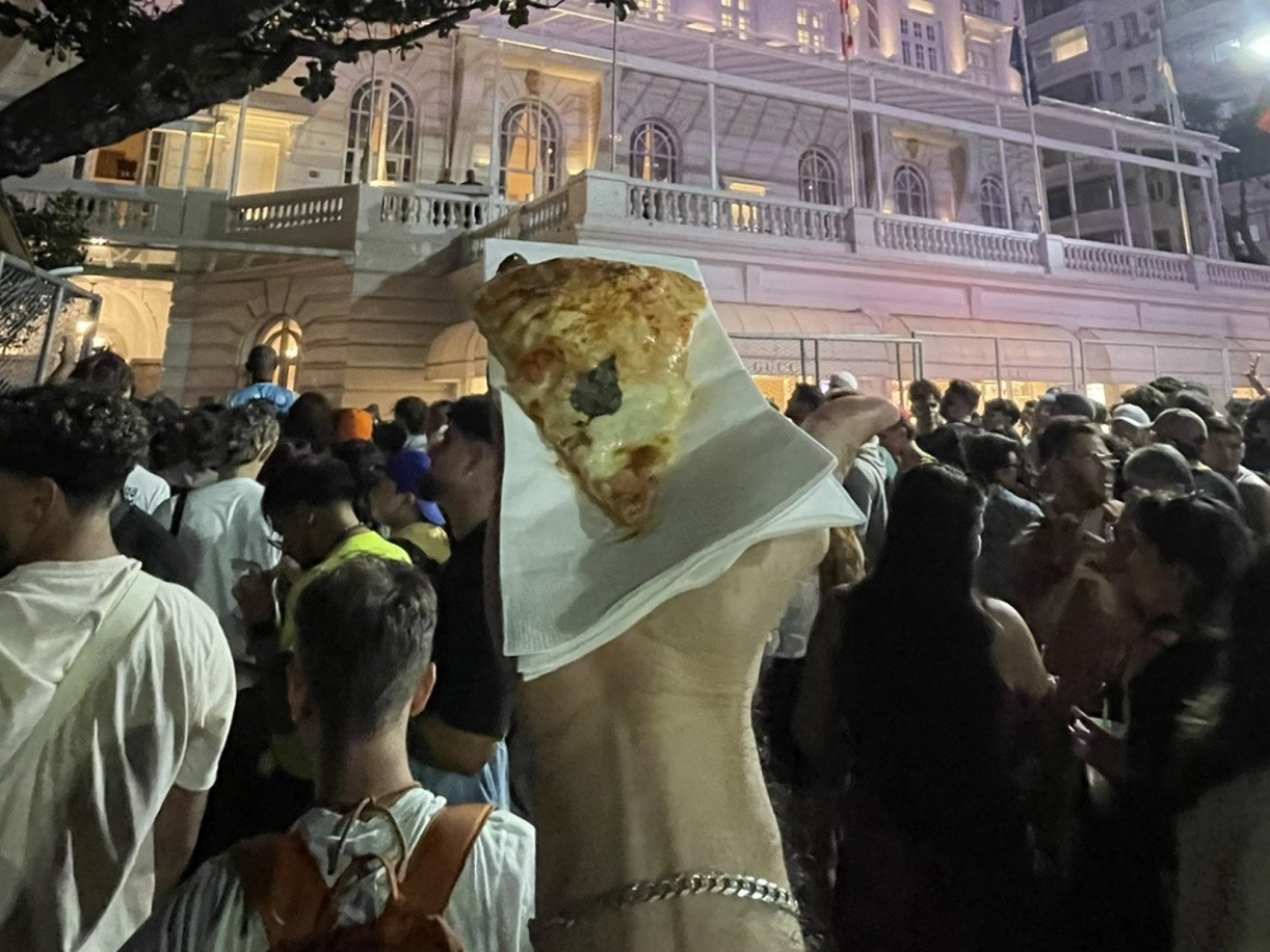 Foi Diogo Defante ou Lady Gaga? Entrega de pizza para fãs da cantora vira mistério na internet