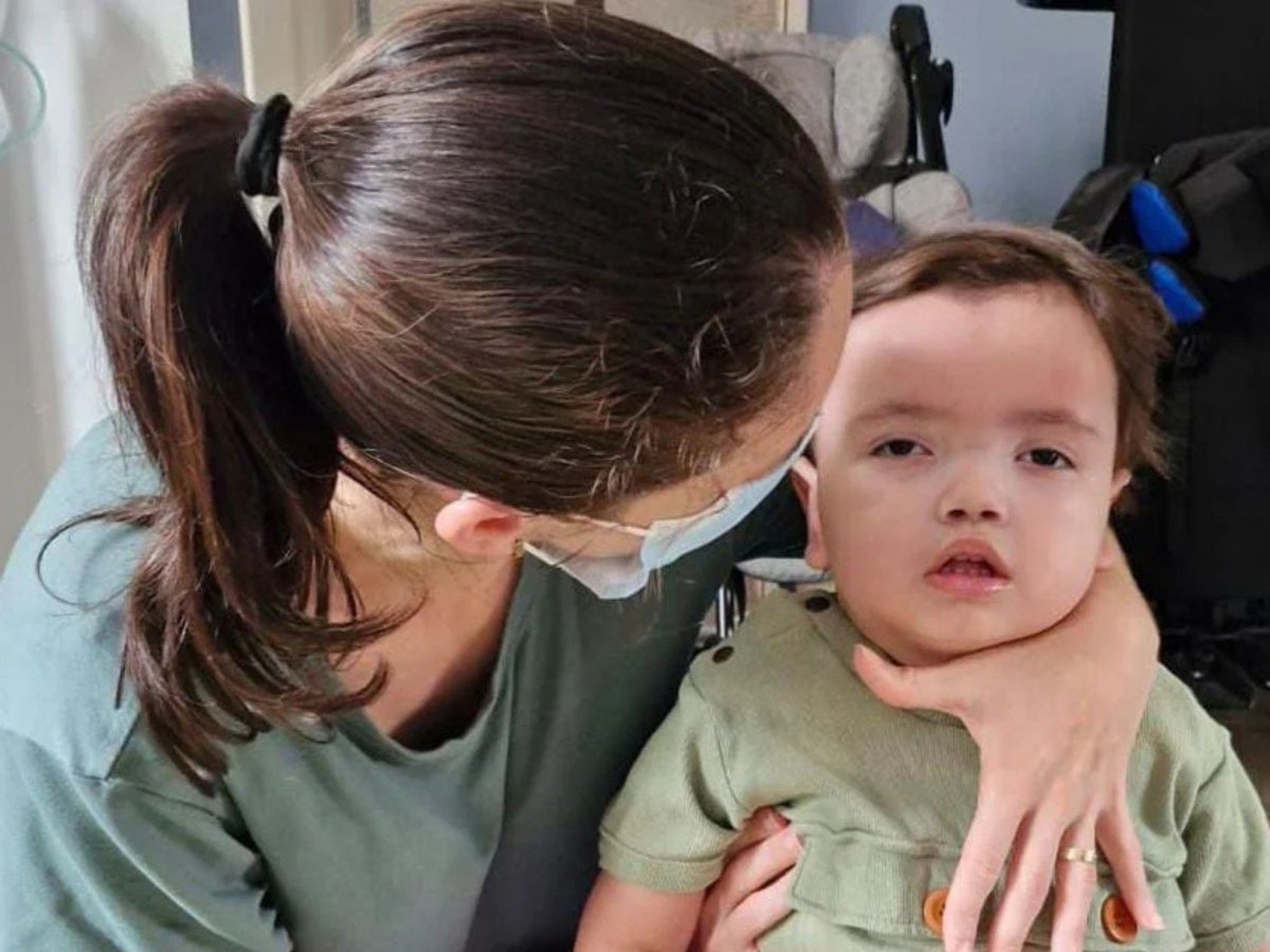 Pais fazem campanha para que menino de 2 anos com doença genética rara possa fazer tratamento na Espanha