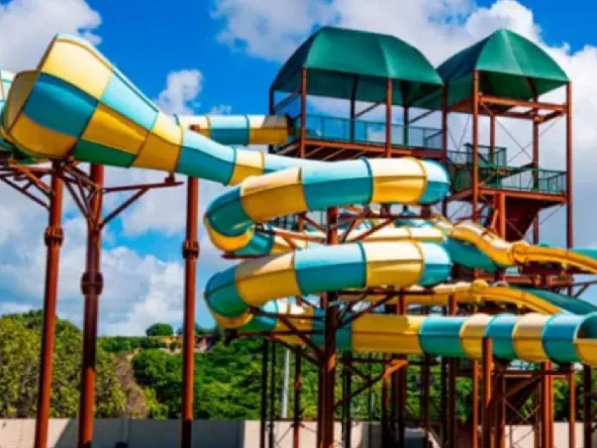 Lesões no rosto, na cabeça e até fraturas: Os momentos de desespero relatados por visitantes em mega parque aquático