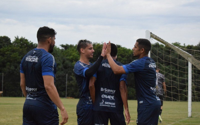 Jogadores aimoresistas comemoram em jogo-treino contra o FutVida | abc+