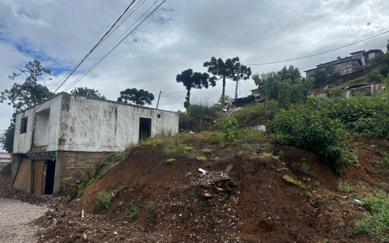 Situação da Rua Guilherme Dal Ri um ano depois dos deslizamentos que afetaram as casas da via