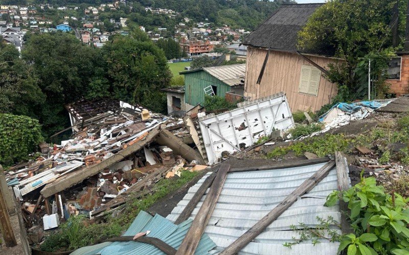 Casas ficaram destruídas no bairro Piratini