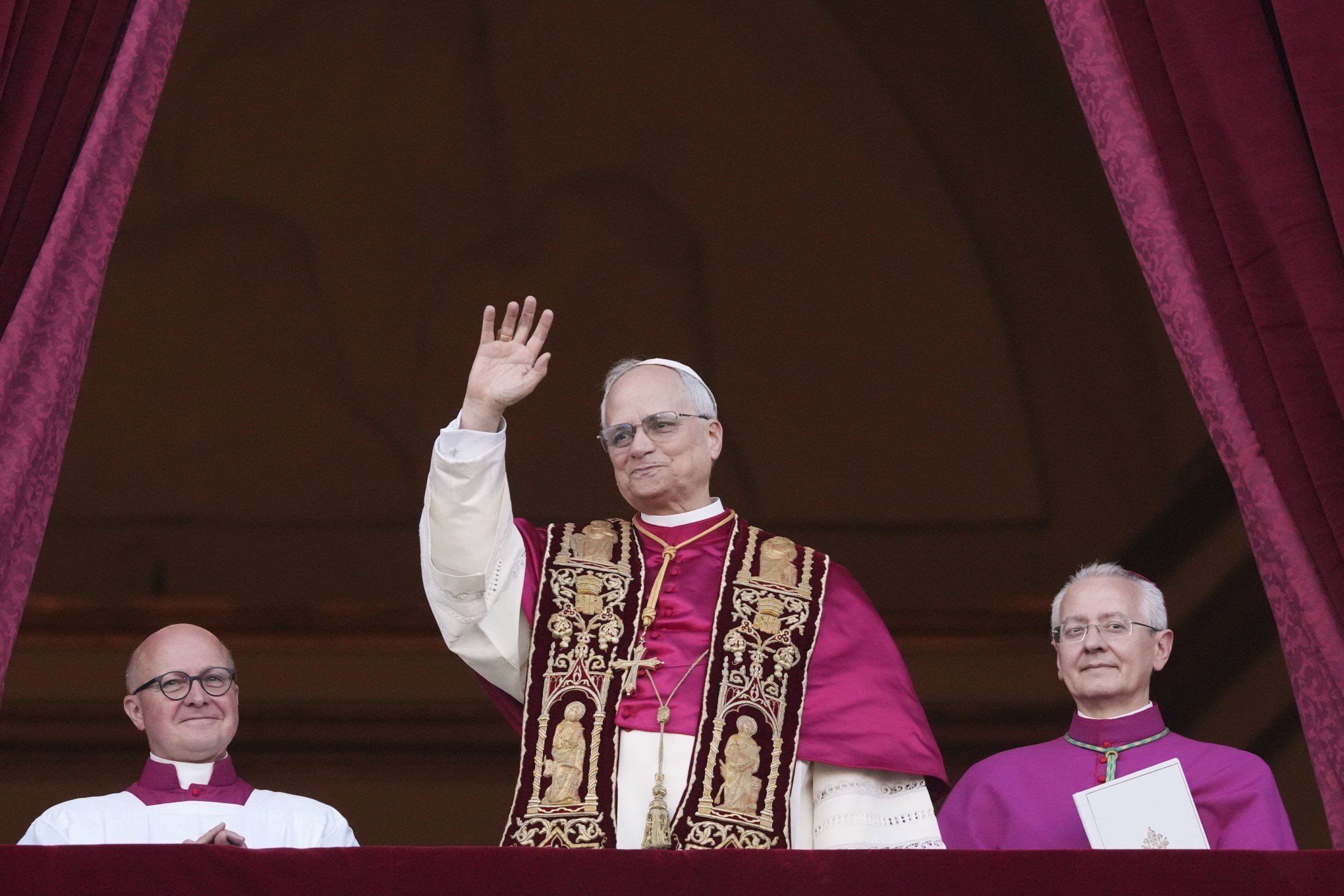DIRETO DO VATICANO: Fumaça cinza e branca, comemoração e o recado da Igreja