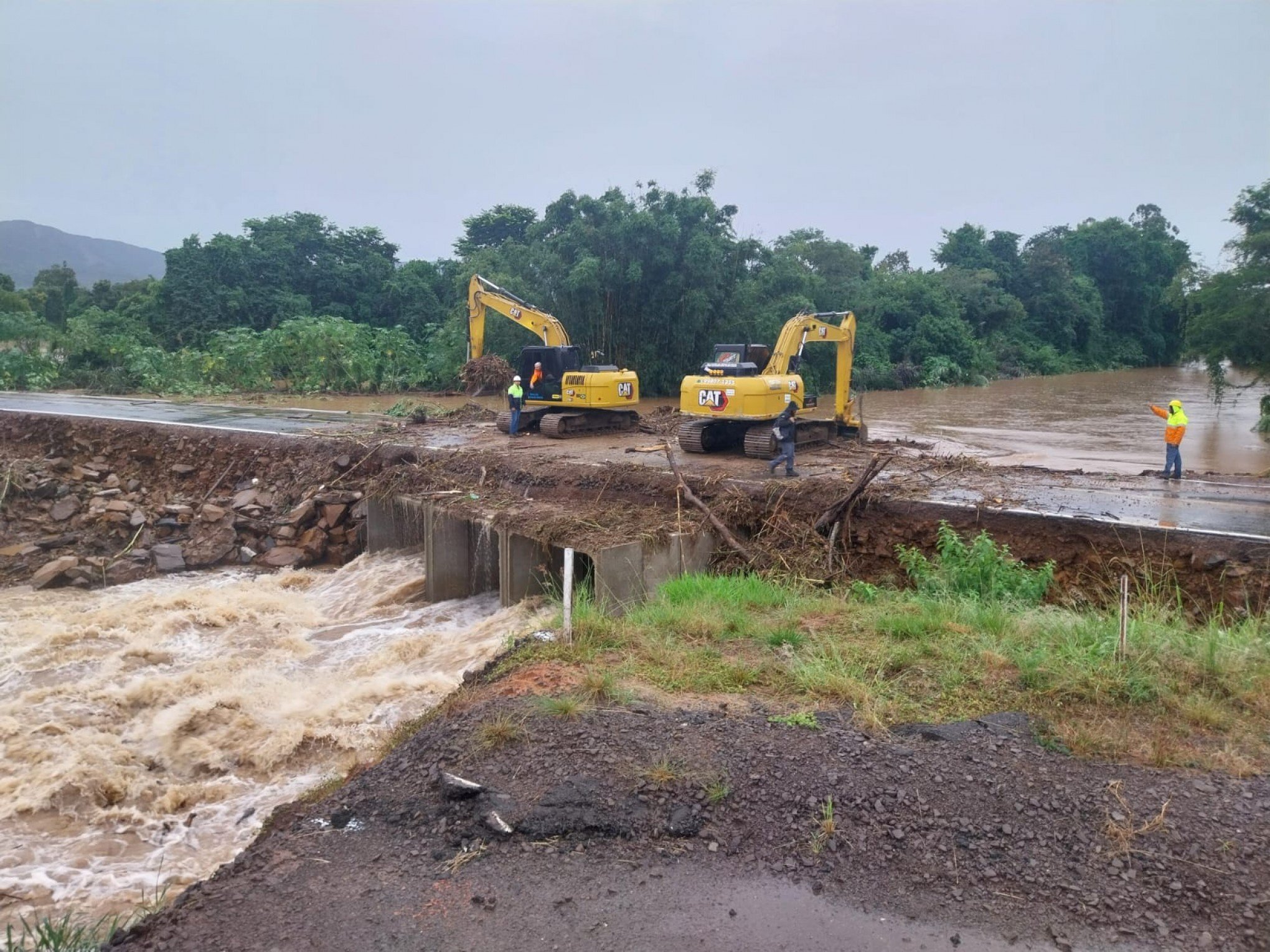 TEMPESTADE: Alagamentos, bloqueio de trânsito e alertas para ainda mais chuva no RS