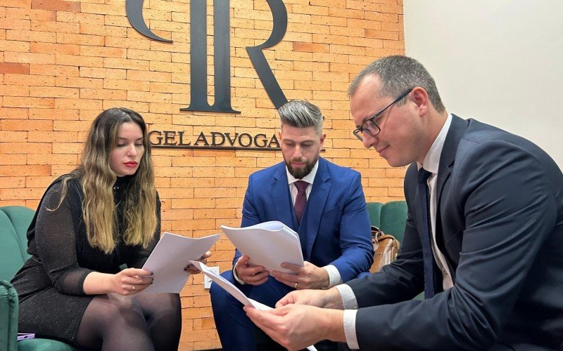 Michel França (C) cuida do caso de suspeito de planejar atentado no show da Lady Gaga na esfera criminal e os advogados Daiana Macedo e Rogério Pagel atuam na área civil | abc+