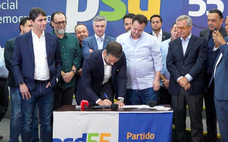 Eduardo Leite deixa o PSDB e assina filiação no PSD, de olho na eleição de 2026 | abc+