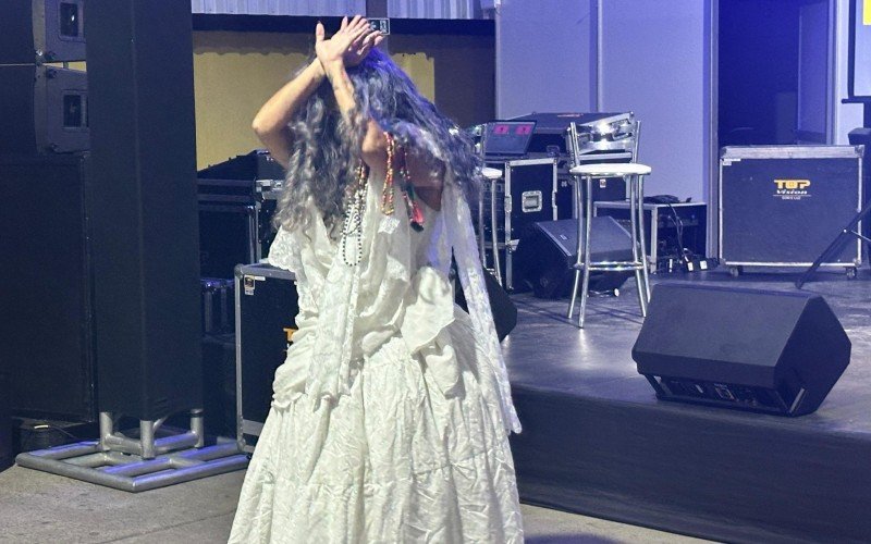 Performance da artista Denise Azeredo  | abc+