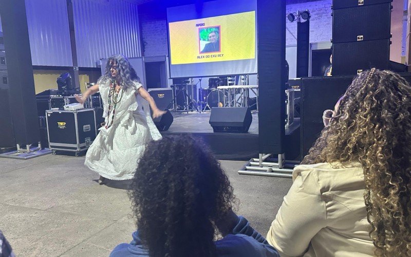 Performance da artista Denise Azeredo 