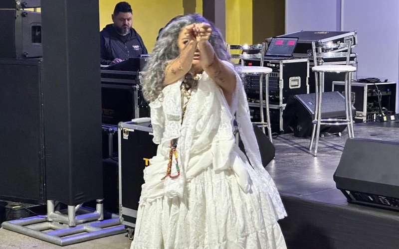 Performance da artista Denise Azeredo 