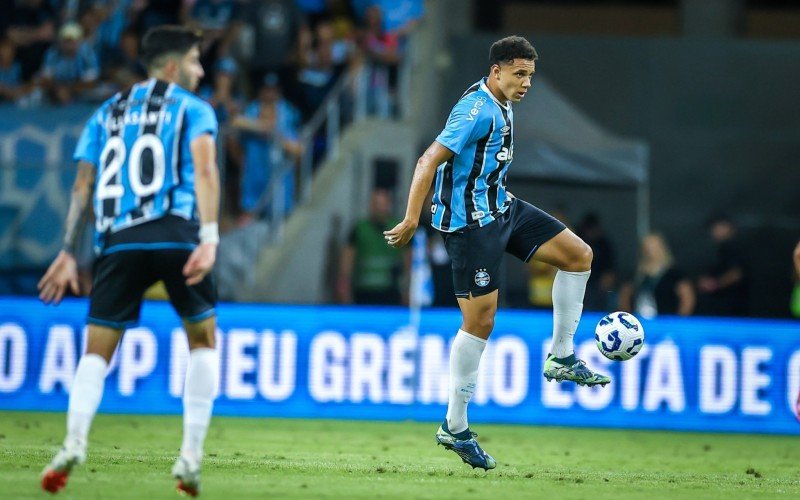 Viery (com a bola) foi promovido oficialmente ao time profissional do Grêmio | abc+