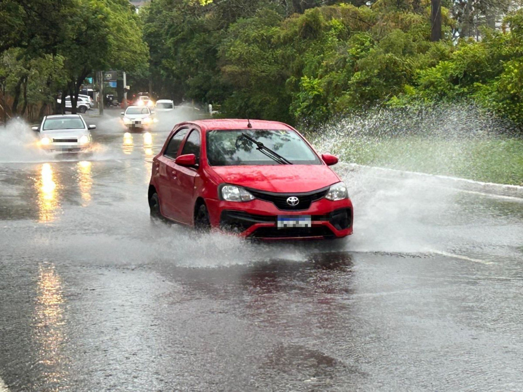 VÍDEO: Chuva forte provoca acúmulo de água em importantes vias de Novo Hamburgo