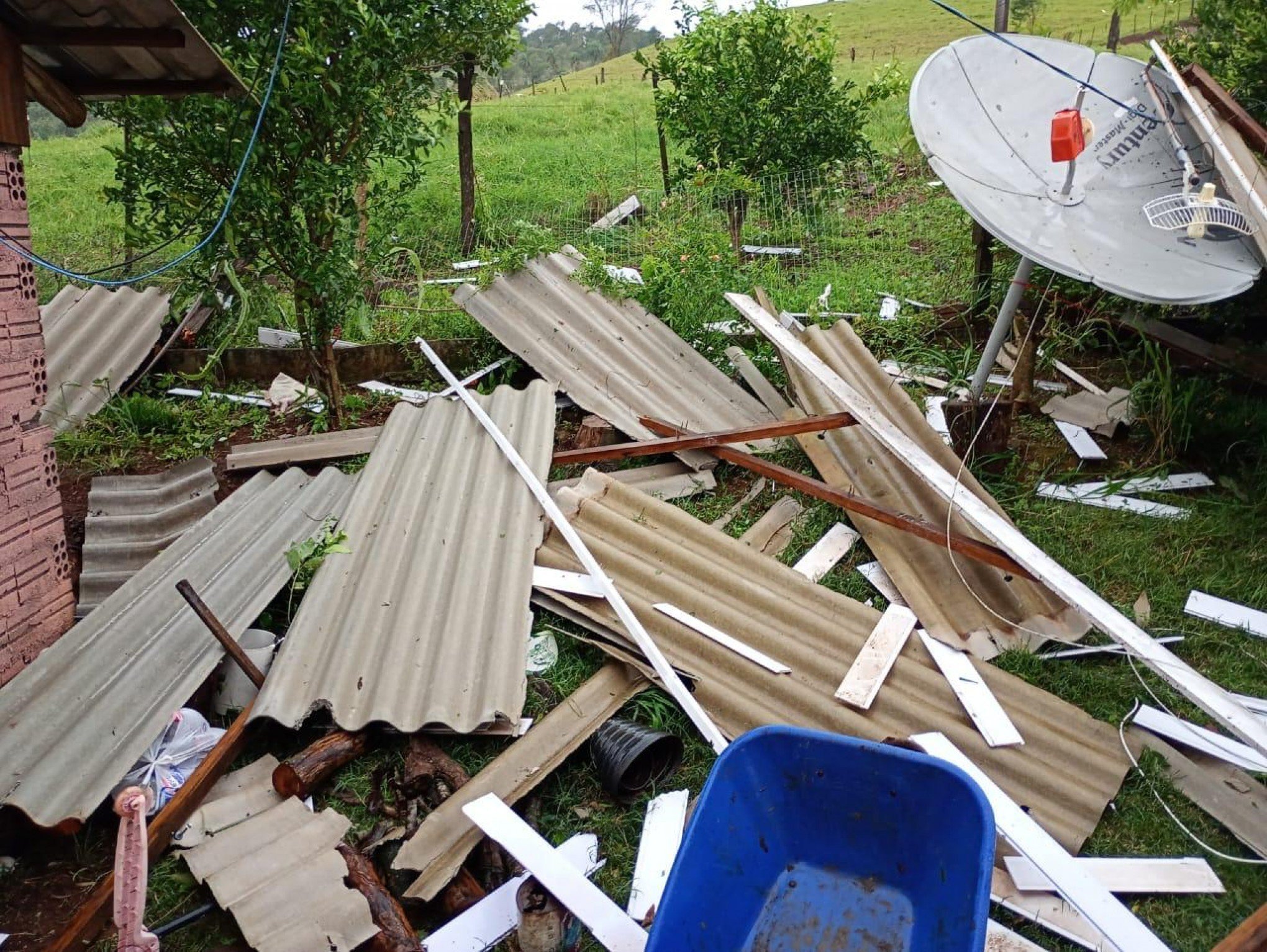 Cidade gaúcha registra 260 mm de chuva em 72 horas; destelhamento e queda de muros de escolas estão entre danos desta sexta-feira