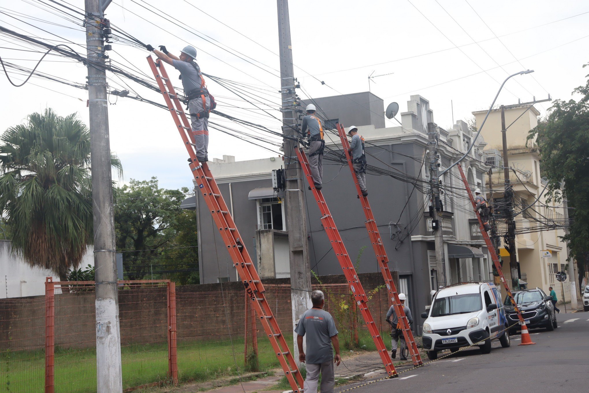 Nova etapa da operação de retirada de fios recolhe 960 kg de materiais da Rua Conceição