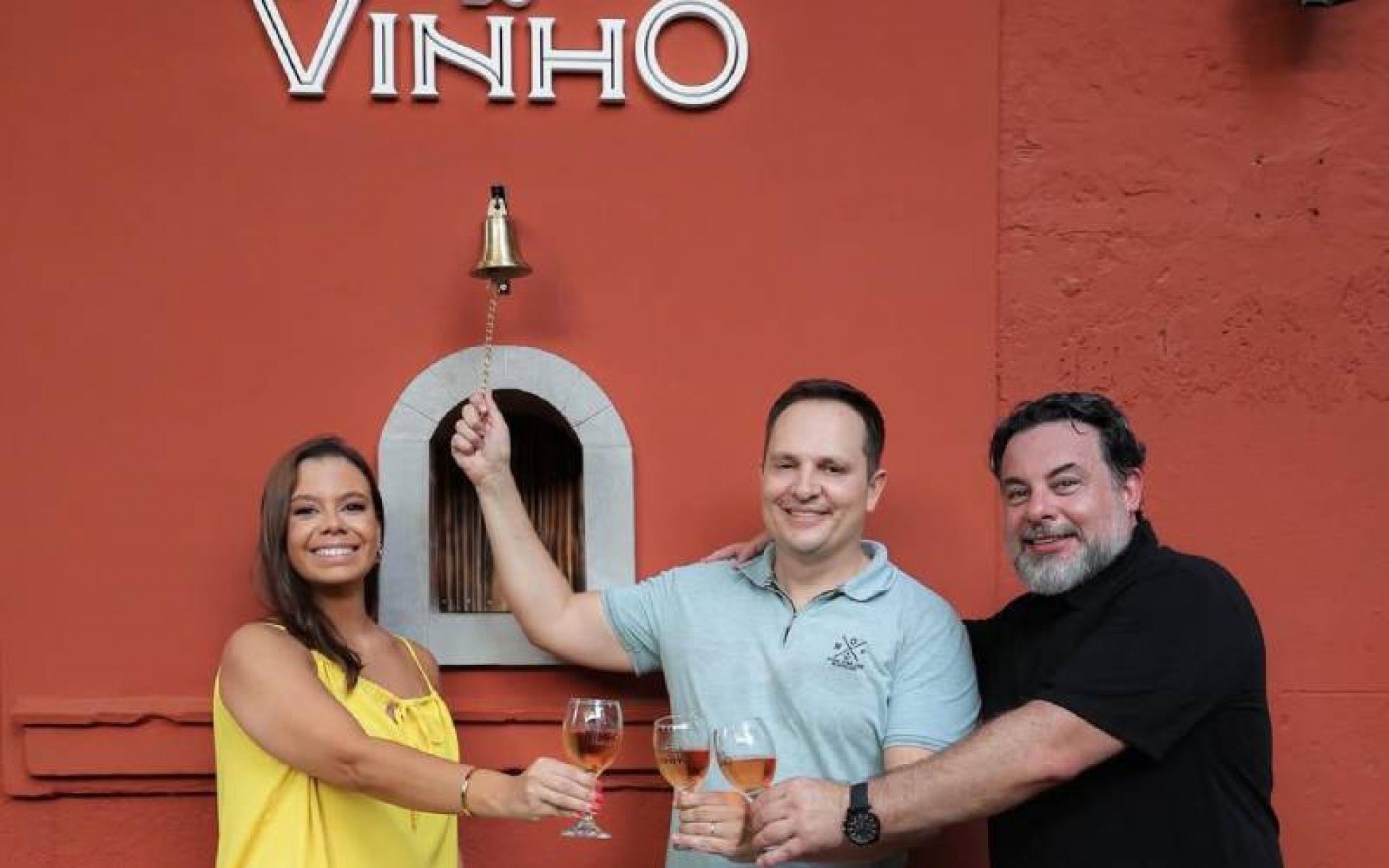 Bar em que cliente escolhe vinho sem saber sobre o rótulo e recebe bebida por uma janela abrirá unidade em Gramado