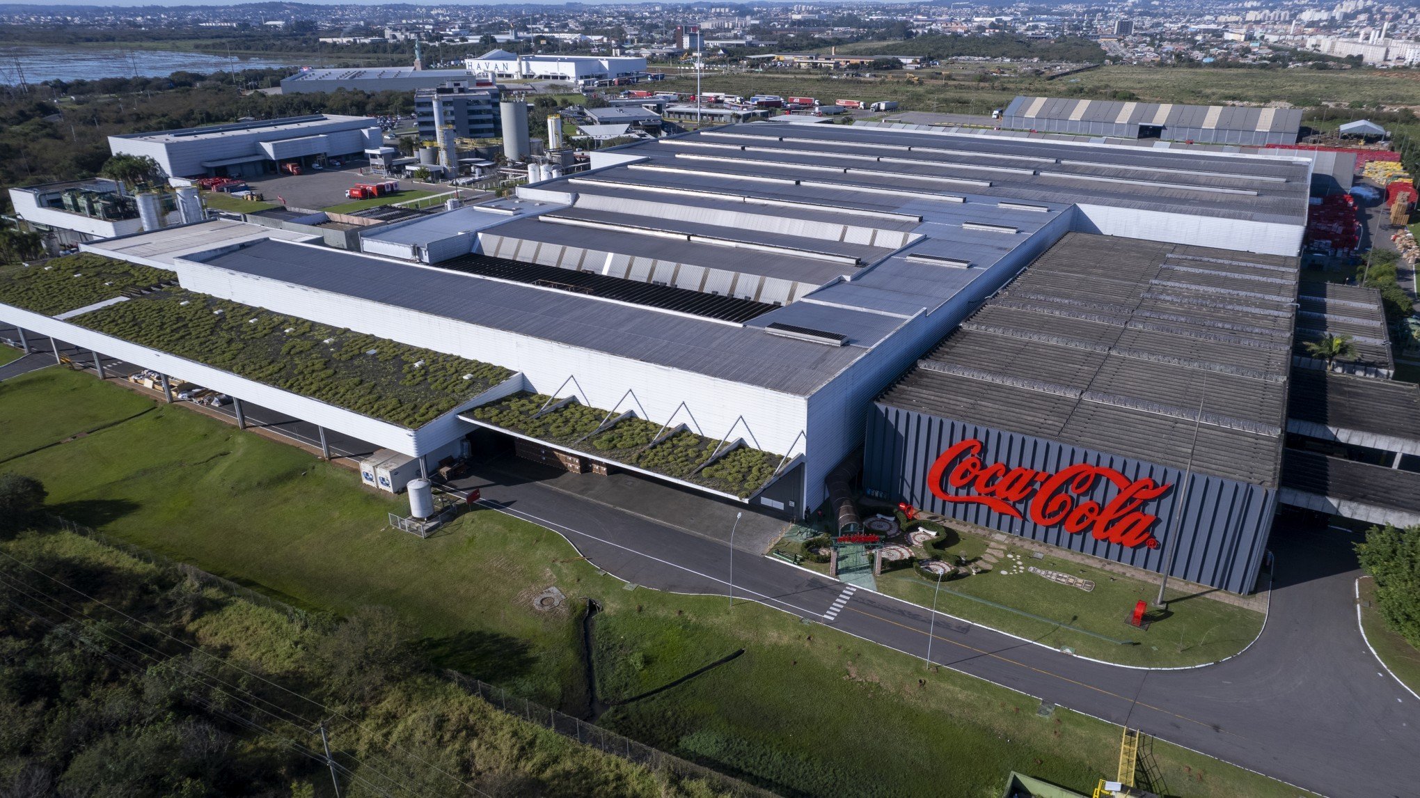 Quase um ano após ser inundada, fábrica da Coca-Cola volta a operar com capacidade máxima