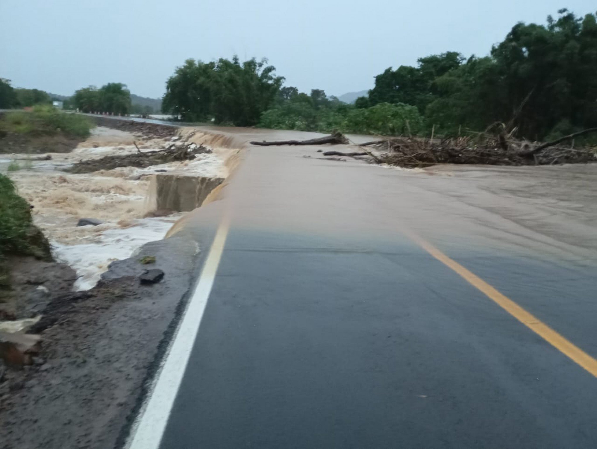 VÍDEO: Chuva bloqueia uma das principais ligações do interior do RS