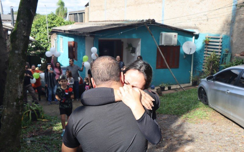 Recebido com festa, vigilante reencontra esposa, filhos e o pai após dias de incerteza | abc+