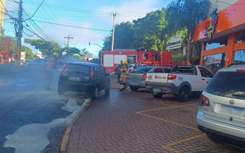 Veículo pega fogo em São Leopoldo na manhã deste sábado