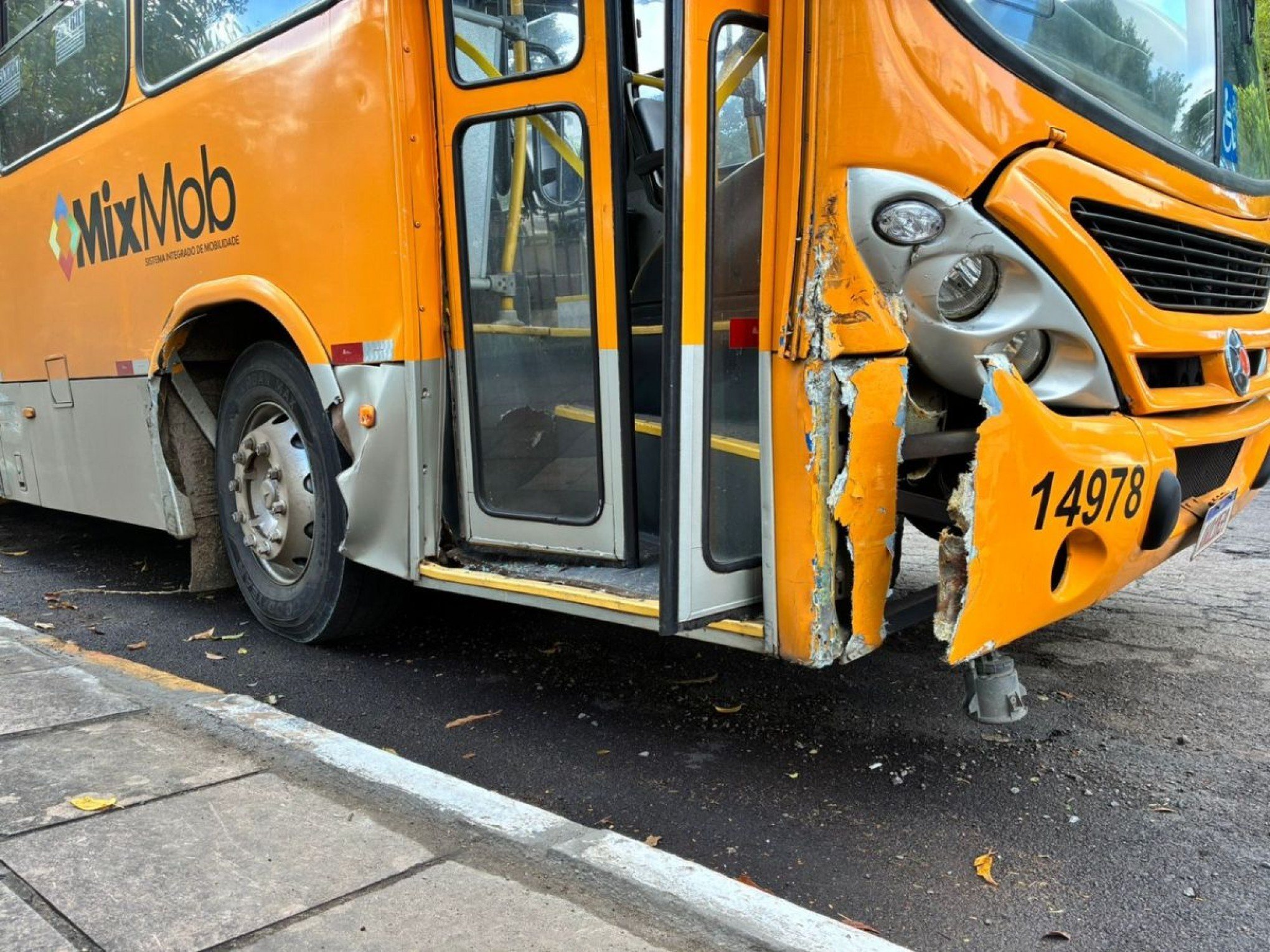 Acidente entre carro e ônibus aconteceu na manhã deste sábado em Novo Hamburgo | abc+