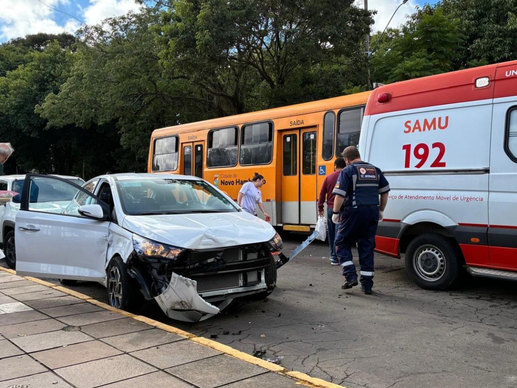 Acidente entre carro e ônibus aconteceu na manhã deste sábado em Novo Hamburgo | abc+