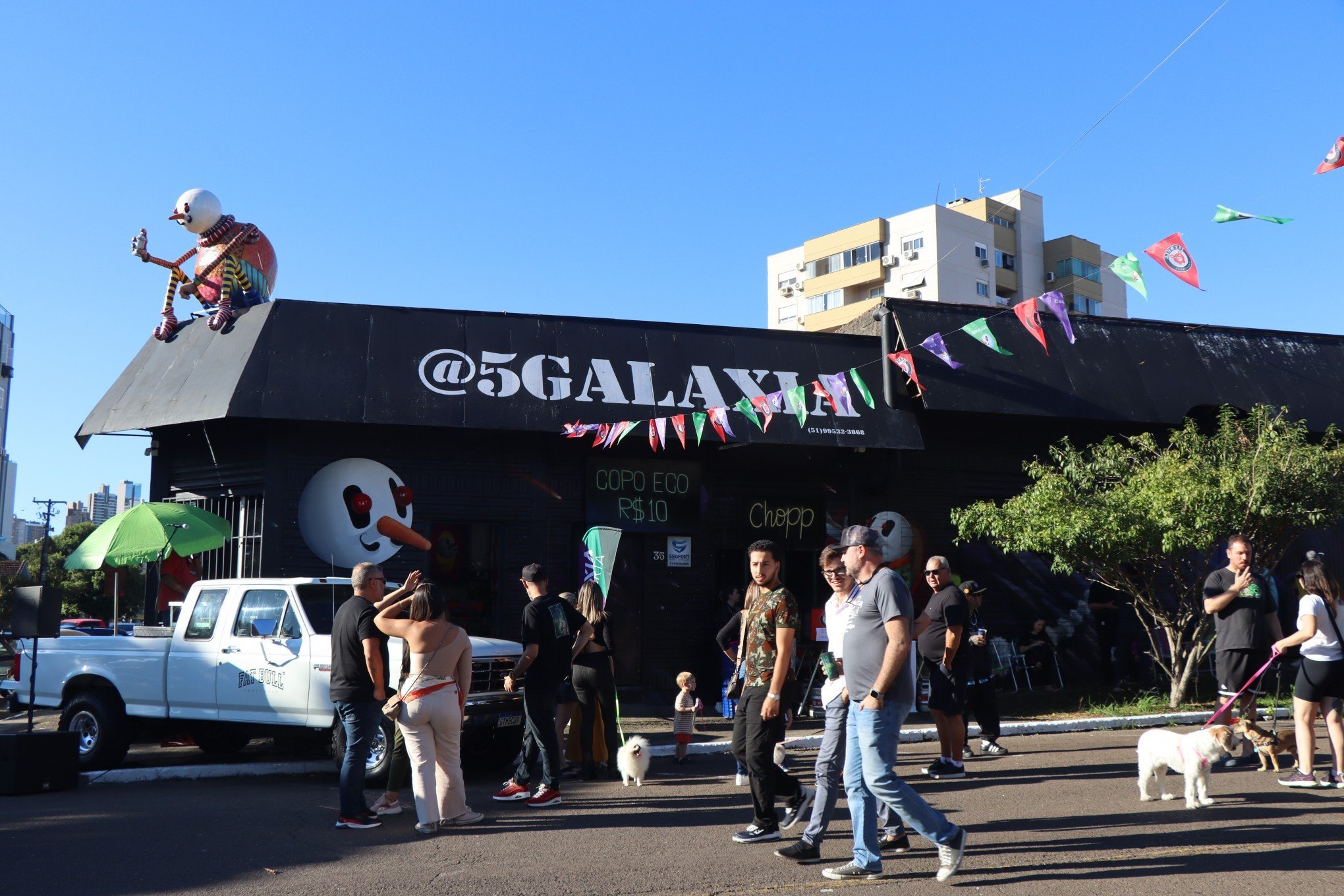 Música, arte, comida ecarros na Open Gallery