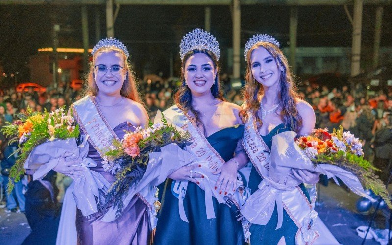 Corte eleita da 20ª Volksfest: 2ª princesa,  Samandra Vallada, rainha, Josiane Teixeira da Costa e primeira princesa, Débora Kirsten