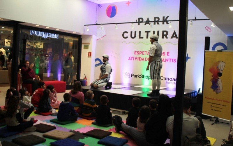 Peça "As Fantásticas Aventuras de um Menino que Lia Livros", do grupo Destemperados Cia de Teatro, foi apresentada neste domingo (11) no ParkShopping Canoas
