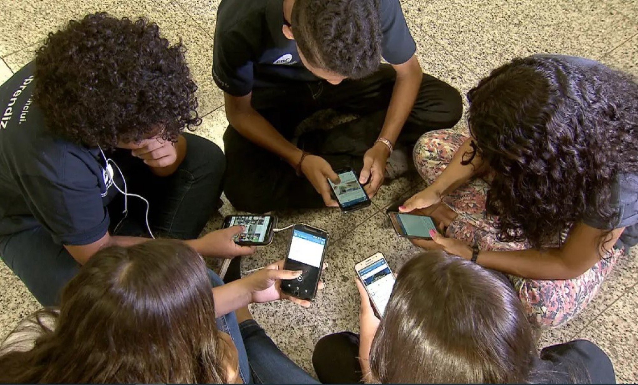 Adolescentes não têm apoio para lidar com redes sociais, diz pesquisa